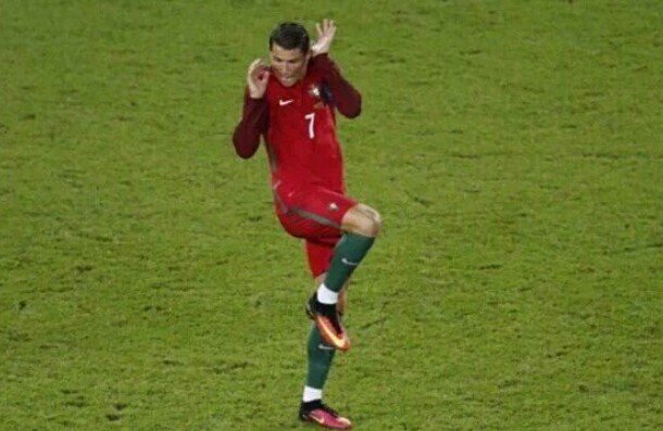 BosteroPan's tweet photo. -Cristiano, ahí viene Messi! 
- https://t.co/69Puam7MOH