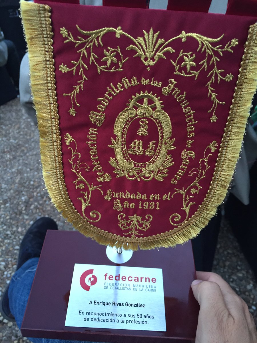 CarnesRivas's tweet photo. Reconocimiento al fundador de @CarnesRivas en el #85AniversarioFedecarne. Orgullosos d formar parte d esta familia. https://t.co/QHuxkm0N5B