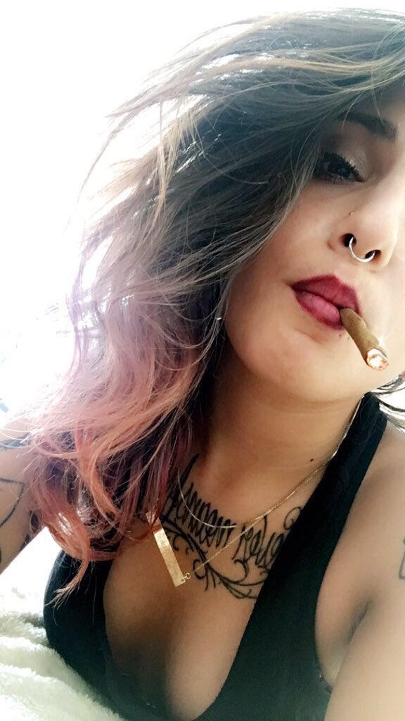 xStonerGirls's tweet photo. Easing my mind one blunt at a time🌬 https://t.co/tF7Qi9T1rD