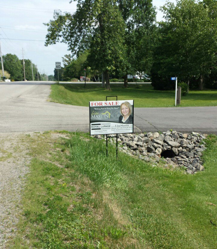 Jenn_GraphicsPS's tweet image. First Real Estate client (these signs were done last year). Her signs are everywhere! #printing #bestjobever