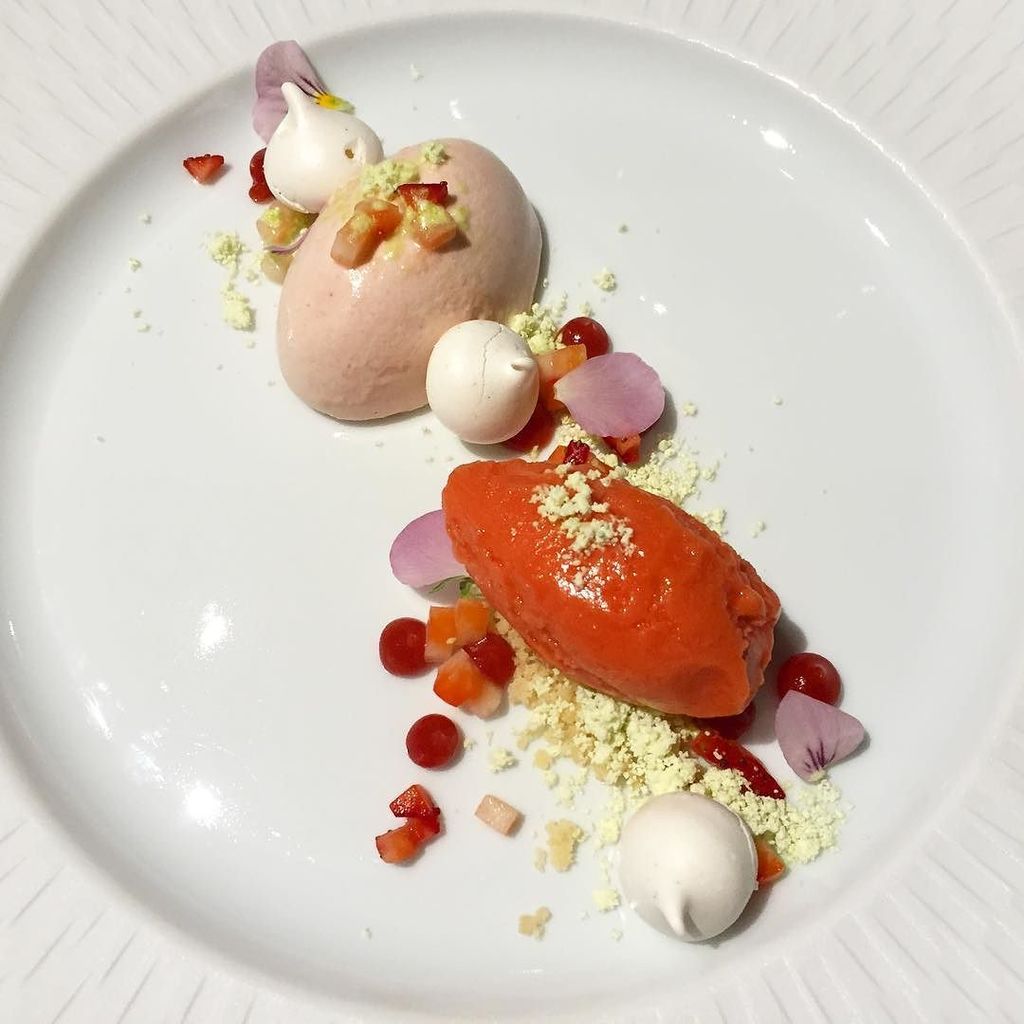 Possibly the most beautiful dessert I've ever devoured in under 3 minutes. Thank you <a href="/stor/">stor</a>… ift.tt/28KqBx6