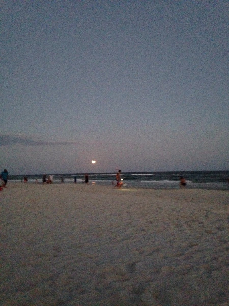 pmviner's tweet photo. The moon is coming up over the Gulf. https://t.co/Xde3tdvoSq