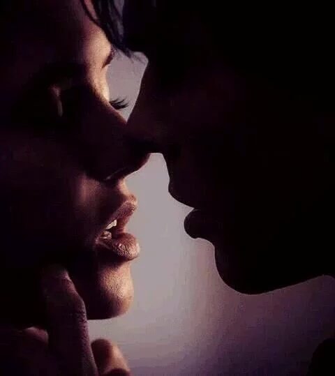 ali_11_vip's tweet image. #عاشقتي
يجن الليل علي وحيدا
أقضي نصفه بين تأمل
طعم شفتيك
وحركات أناملك على صدري
#شذرات_الكلام
#رسالة_مع_زجاجة_عطر