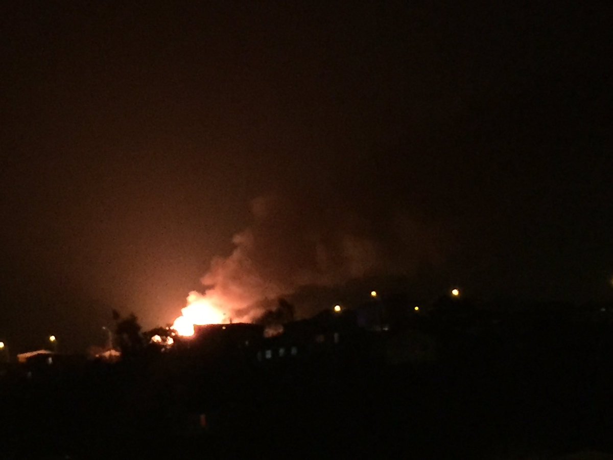 _Hanschulz's tweet photo. Incendio dos viviendas pareadas forestal. Alto riesgo de propagación @bomberosvina #Viña https://t.co/rXRBhIXyYv