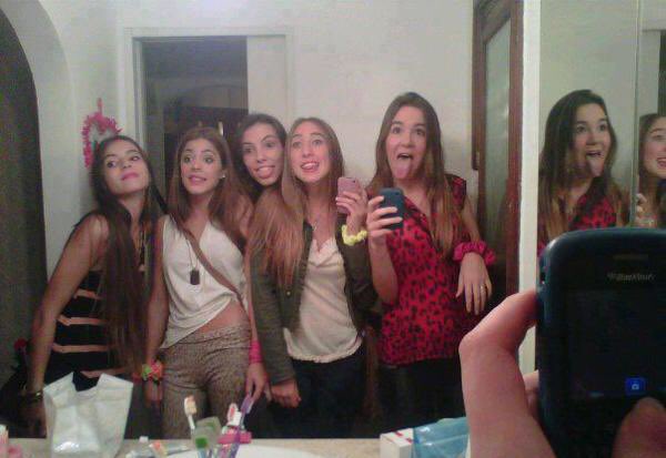 KateStoesseI's tweet photo. Nuestras salidas a las matines con 14 años chicas! Como pasó el tiempo @TiniStoessel @StoesselAlice https://t.co/diEWgU70Sn