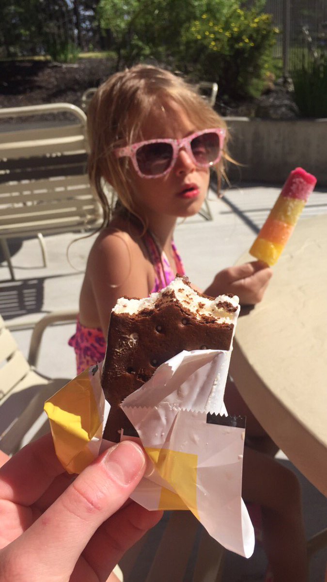 alexxandersonnn's tweet photo. Drunk eating an ice cream sandwich with a random six year old. First day of summa- holla https://t.co/hFDczKe9uN