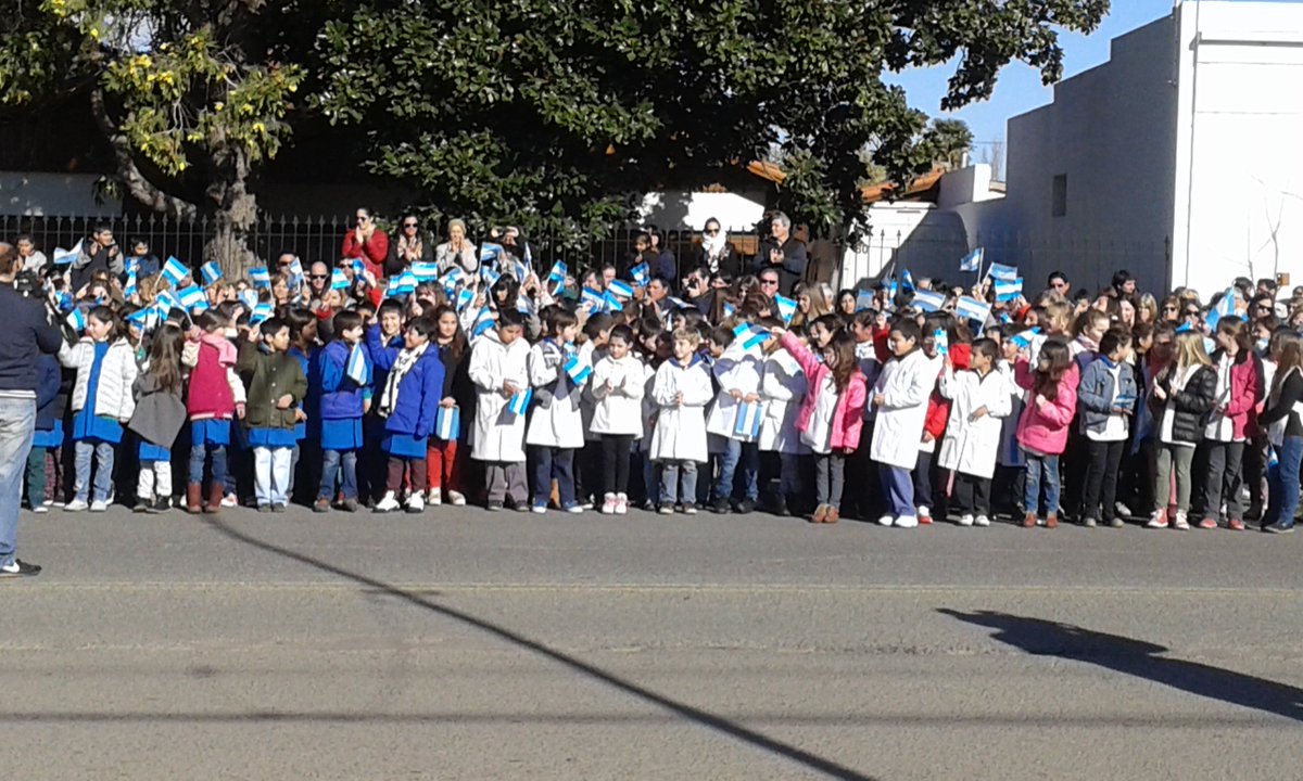 MlarroceaMiriam's tweet photo. Promesa a la Bandera y entrega de Banderas a todas las Escuelas por el Municipio!! Emoción! @jef_rauch @BAeducacion https://t.co/b9kQsq1sds