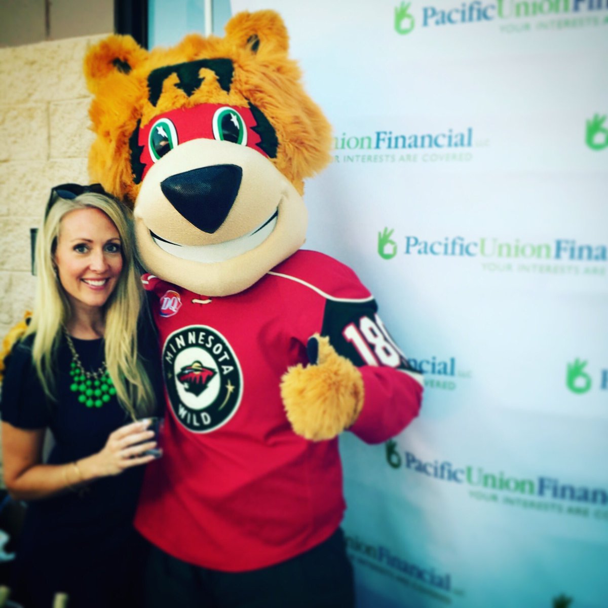 JenniferDierk's tweet photo. Thanks @NordyWild for celebrating the Grand Opening of our #Blaine office! #pacificunionfinancial #mortgage @mnwild https://t.co/F8IpRVIb8O