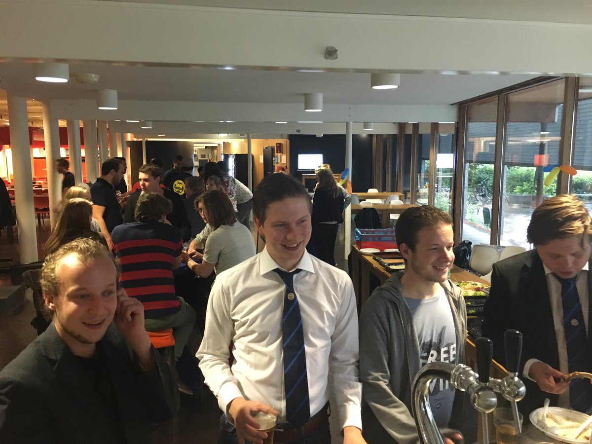 De_UTV's tweet photo. 103e verjaardag goed gevierd met een BBQ! #HUFNT https://t.co/hRkgnubBLD
