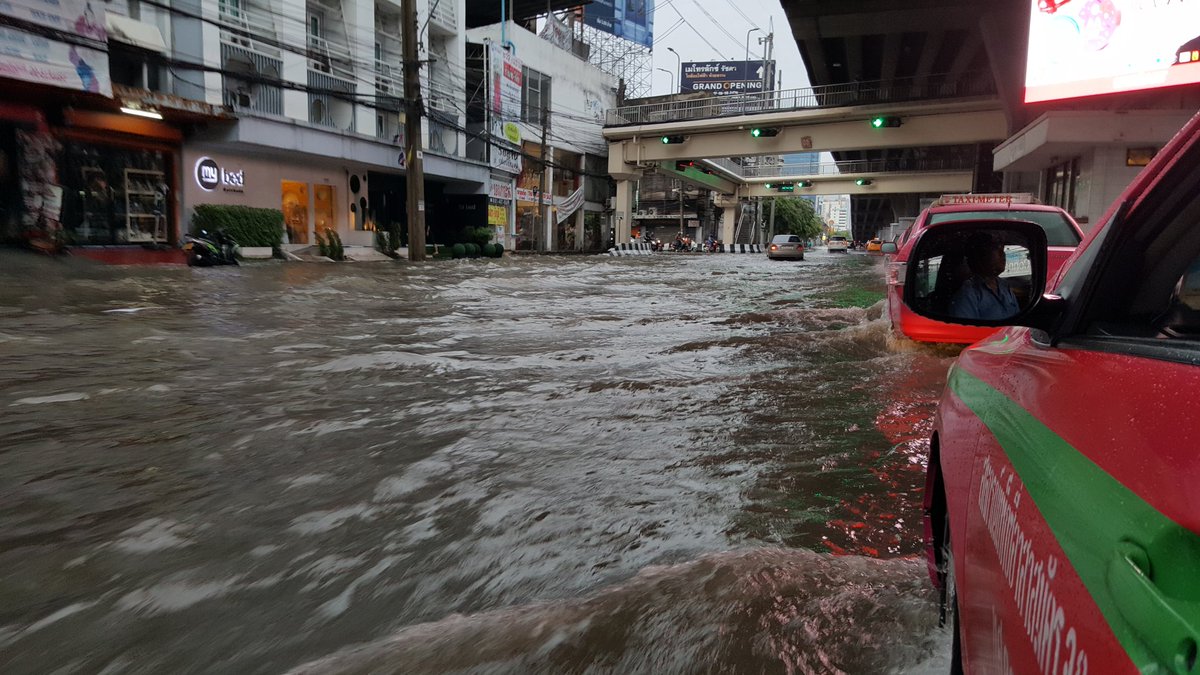 halley_zzz's tweet photo. บริเวณแยกรัชดา-ลาดพร้าว #น้ำท่วม https://t.co/SBVho4F4Rv