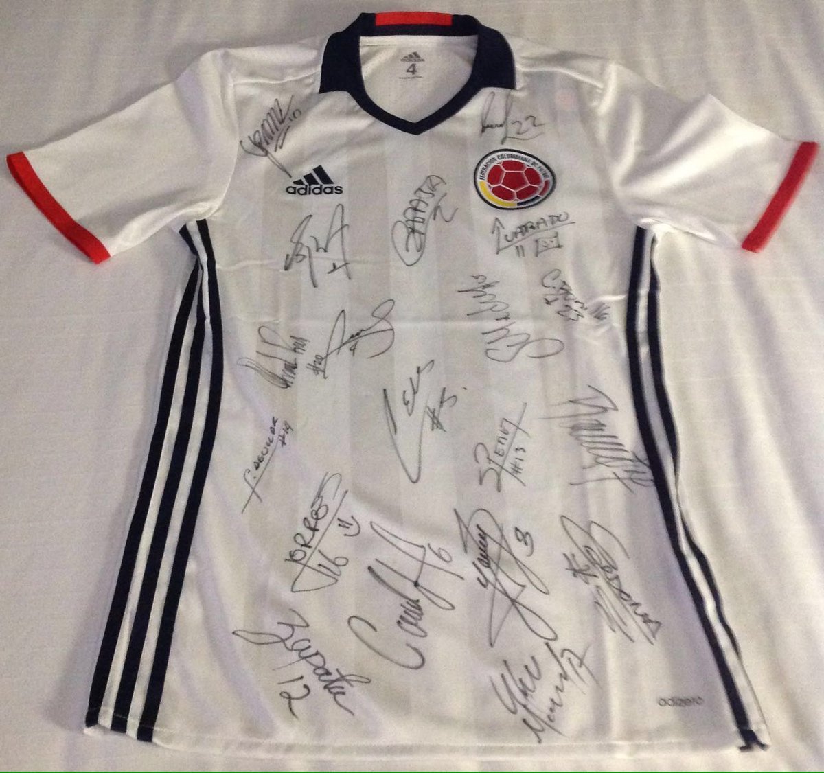 DTVTotal's tweet photo. ¡RT! Para llevarte esta hermosa camiseta firmada por el plantel de la selección Colombia #FutbolTotalDirectvColombia https://t.co/93hCoXlDlf