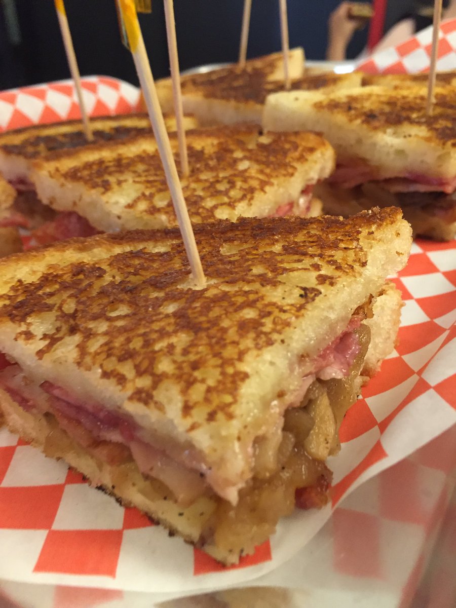 natalieeaats's tweet photo. Apple and Maple Grilled Cheese @rashersto #rashers #rashersto https://t.co/FsQUjtYgVp