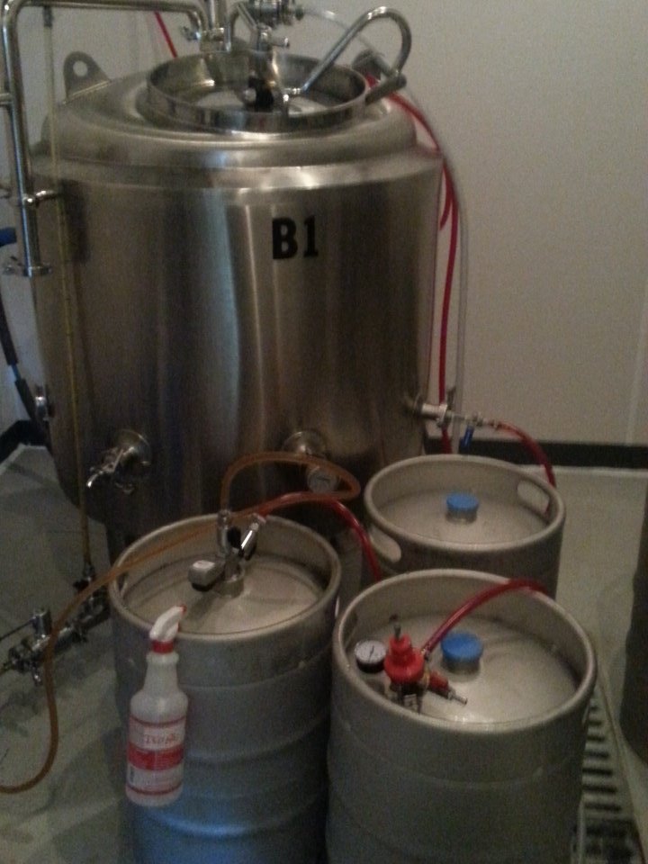 WingNuttMolly's tweet photo. Kegging up a Belgian Amber with @WingNuttAndrew tonight! Get ready to see it on tap soon :) https://t.co/T3ml0a1hsP
