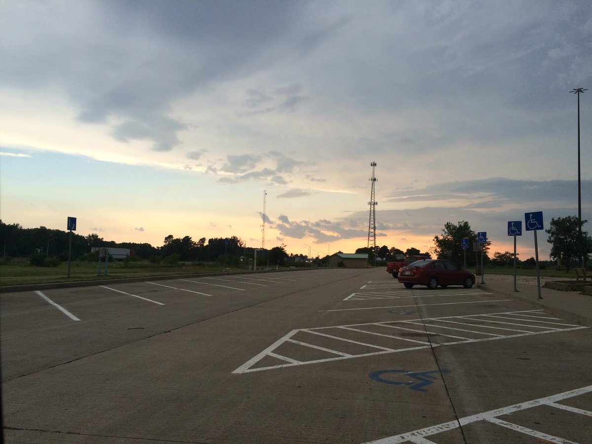 dimoll28's tweet photo. Pretty sunset in Indiana. #drivingacrosstheunitedstates https://t.co/IYQDq50wrg