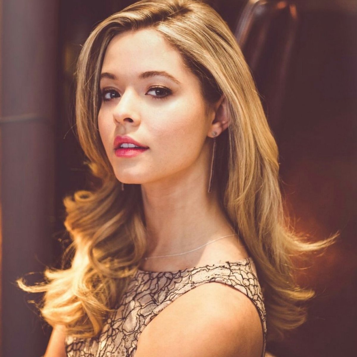 CelebSCNames's tweet image. @SashaaPieterse from #PLL is itsmesashap #celebsnapchat