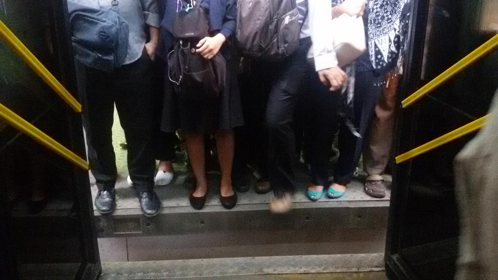 Pak <a href="/basuki_btp/">Basuki T Purnama</a> ANTRIAN DI HALTE  <a href="/PT_TransJakarta/">Transportasi Jakarta</a> DIATUR DONG. MAMBAH TRAYEK GA MIKIRIN ANTRIAN GMN..KOPLOH