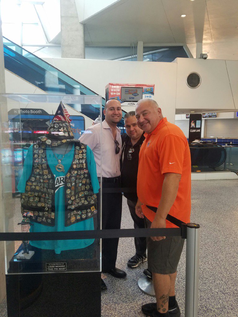 pjlyns44's tweet image. at the Marlins game with the family. Love you abuelo #pinman #FishFamily
