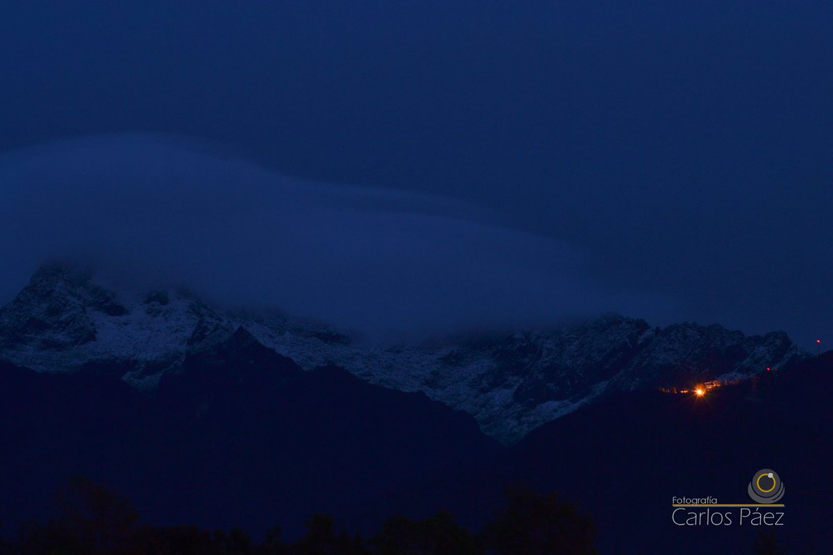 carlospaezfoto's tweet image. Ya de noche el majestuoso Pico Bolívar de #Merida deja ver lo hermoso de la #Nevada de este #20Jun