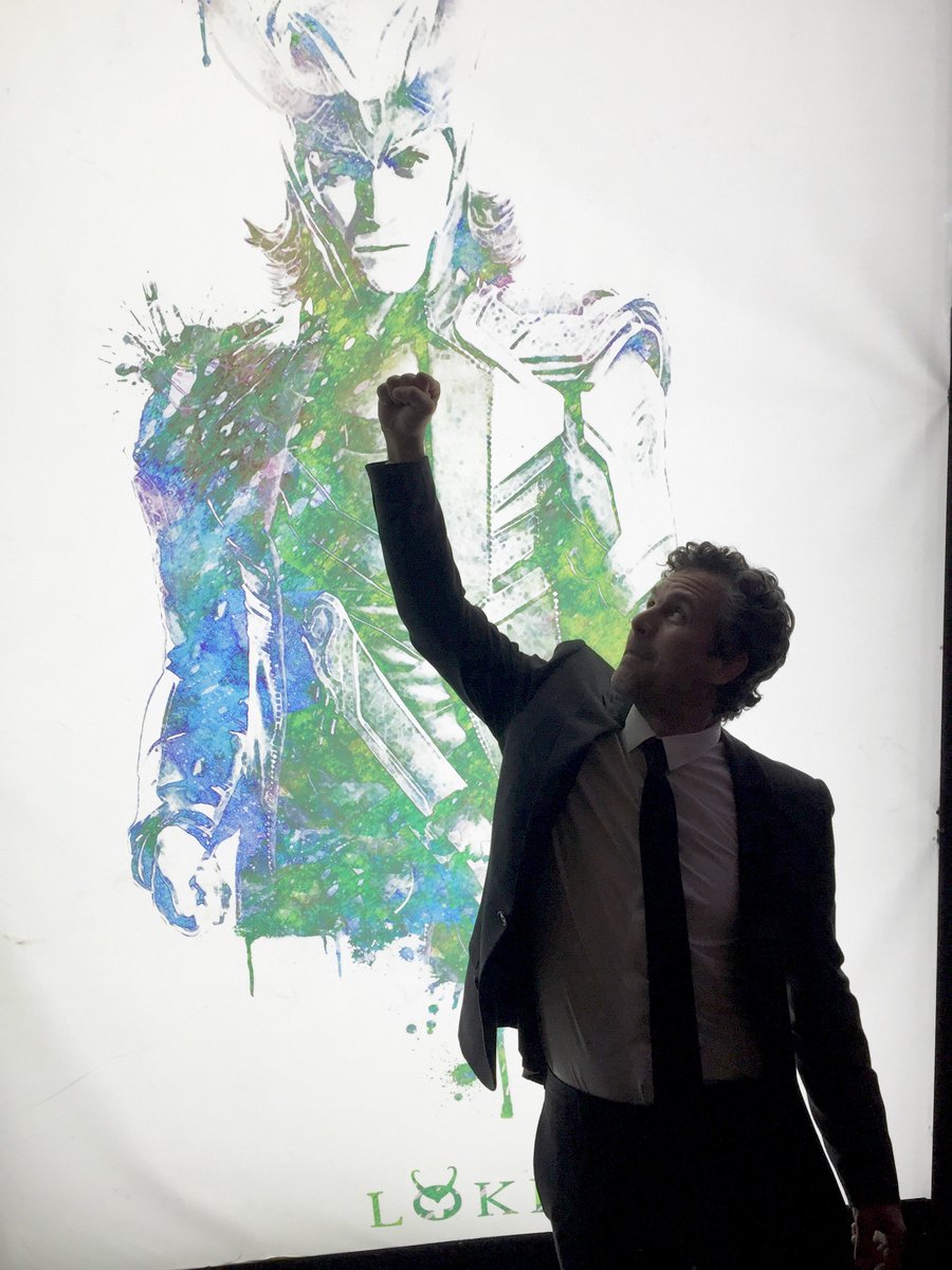 MarkRuffalo's tweet image. Look who I found in Beijing. Ready for round 2 @twhiddleston? See you soon! #Thor3