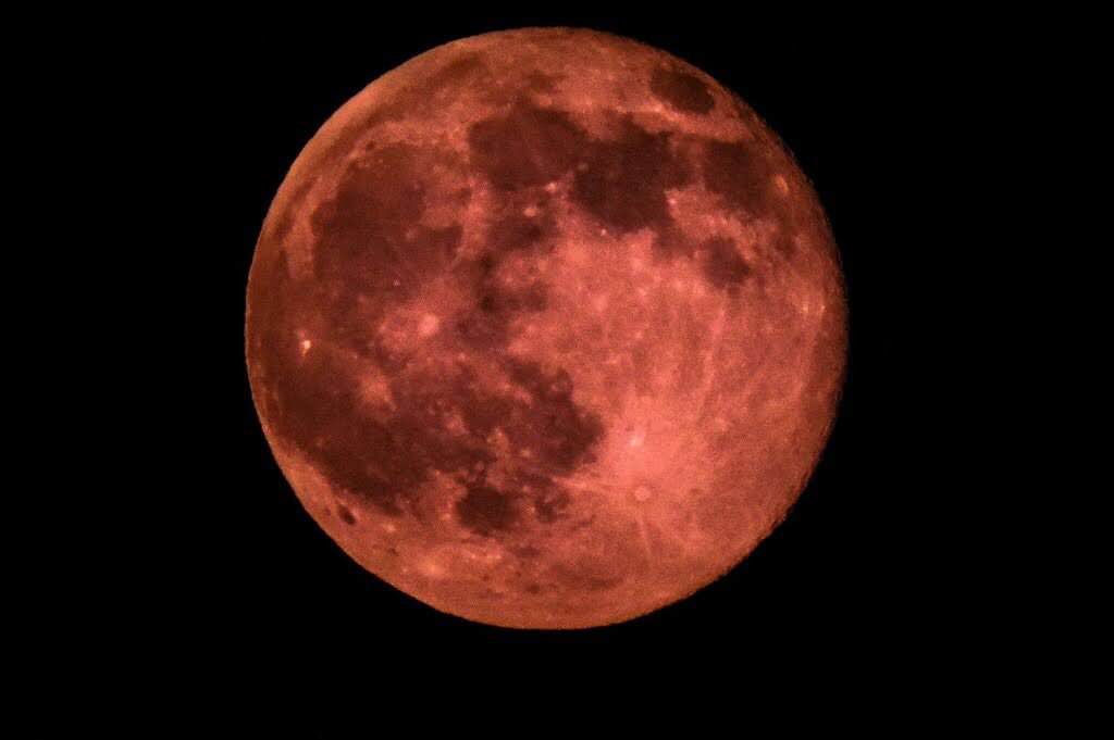 Retweet if you're excited for the rare "strawberry moon" tonight! 🍓🌙#summersolstice #FirstDayOfSummer
