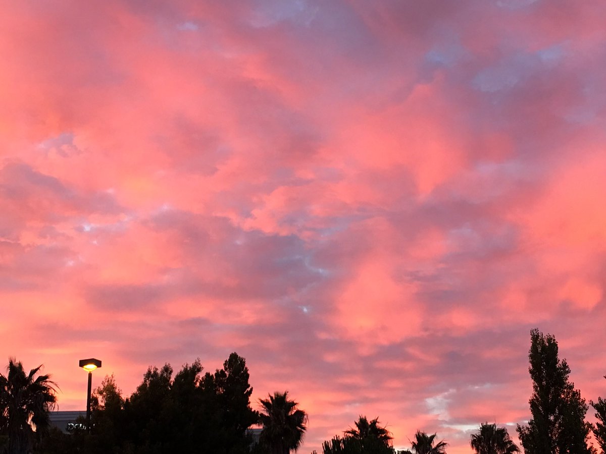 OmegaKrauz's tweet photo. #NoFilter, Sky ablaze, longest day of the year full moon rising #magnificentsky #spectacularmoon #myheartisfull # https://t.co/rArg5SbDXK