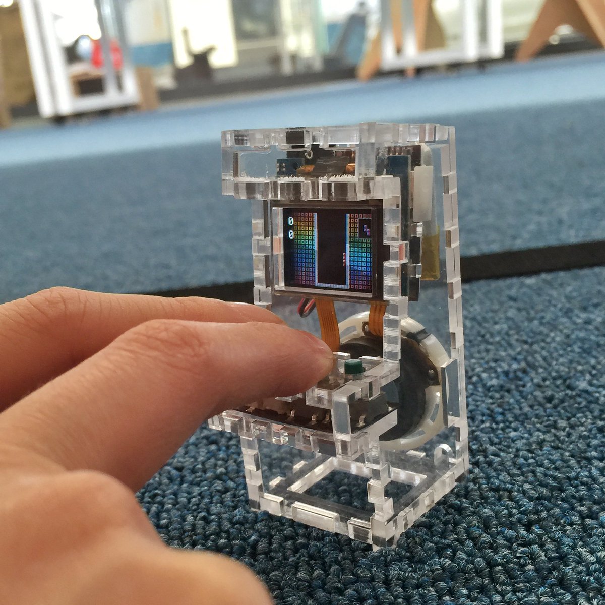 This is super cute. I can even play games #fun #hardware #flexbot