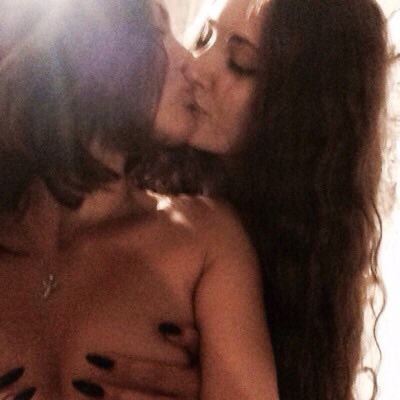 GIRLSONGIRLSGIF's tweet photo. https://t.co/kdJbLmA1TT