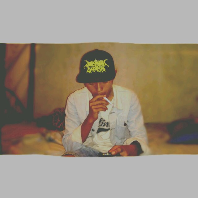 Dulu kaw tinggal kanku layaknya sampah kaw melihat ku sbagai orang ta berharga menangis sayang sesali semwa yang ada