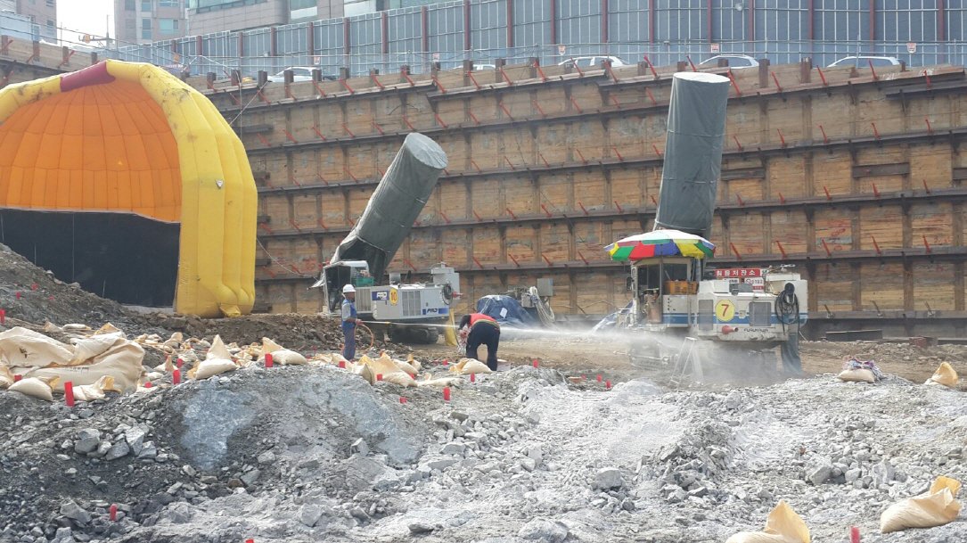 성남시의료원 건립현장 
비산먼지 방지작업!!!
세륜기와 여러대의 살수기를
이용하여,
의료원 건립현장 내에서는
비산먼지가 발생되지 않도록
하여 주민들에게 피해가 없게끔
노력하고 있습니다.
#성남시