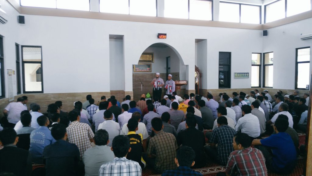 Sdg b'langsung kajian kePalestinaan di Mesjid An Nur PLN Makassar b'sama Syaikh Mostafa Bassam #SR1437H <a href="/InfoKNRP/">KNRP INDONESIA</a>