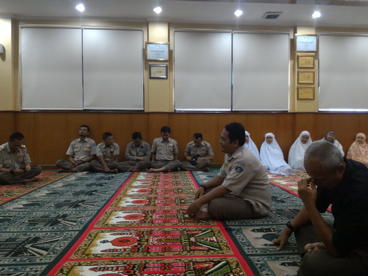 RFBoothIDN's tweet photo. Shalat Dzuhur berjamaah dilanjutkan dengan tausiah Ramadhan oleh Bpk. Rudy Setiawan KasubagTU.
@buskipm #BUSKIPMSiap https://t.co/aBrc1JwDcx