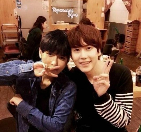 KyuHyunVN's tweet photo. 160621 우리 령구 ~ 려욱오빠 생일 축하해요 ♡ 사랑해요 🍰🎂🎁💙 
#슈퍼주니어 #김려욱 #려욱 #규현 #려욱아사랑해 #려욱아돌아와 #HappyRyeowookDay https://t.co/d1B09Q7ggH