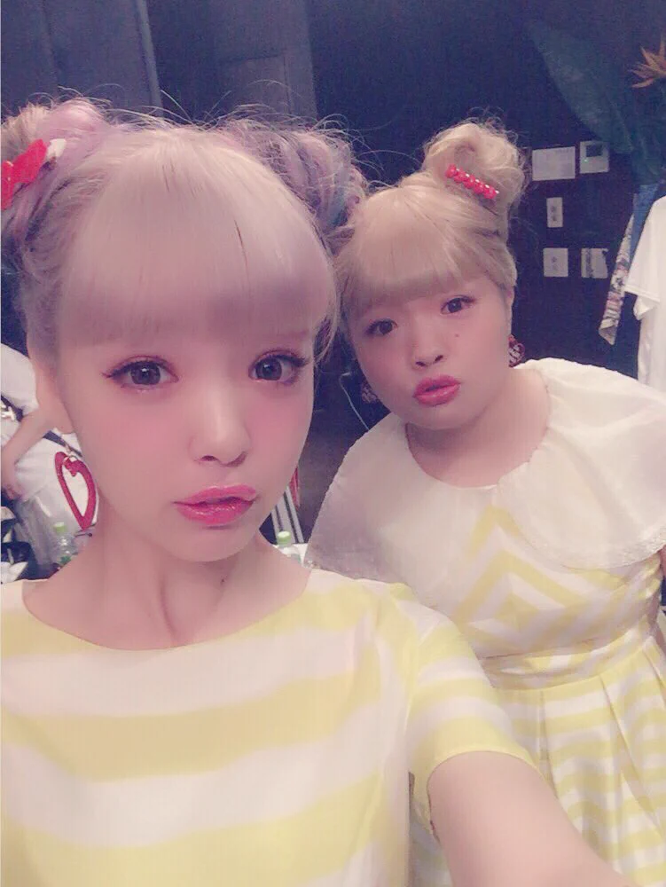 オカリナが藤田ニコルと全く同じメイクにしたら...めちゃ似ているwww