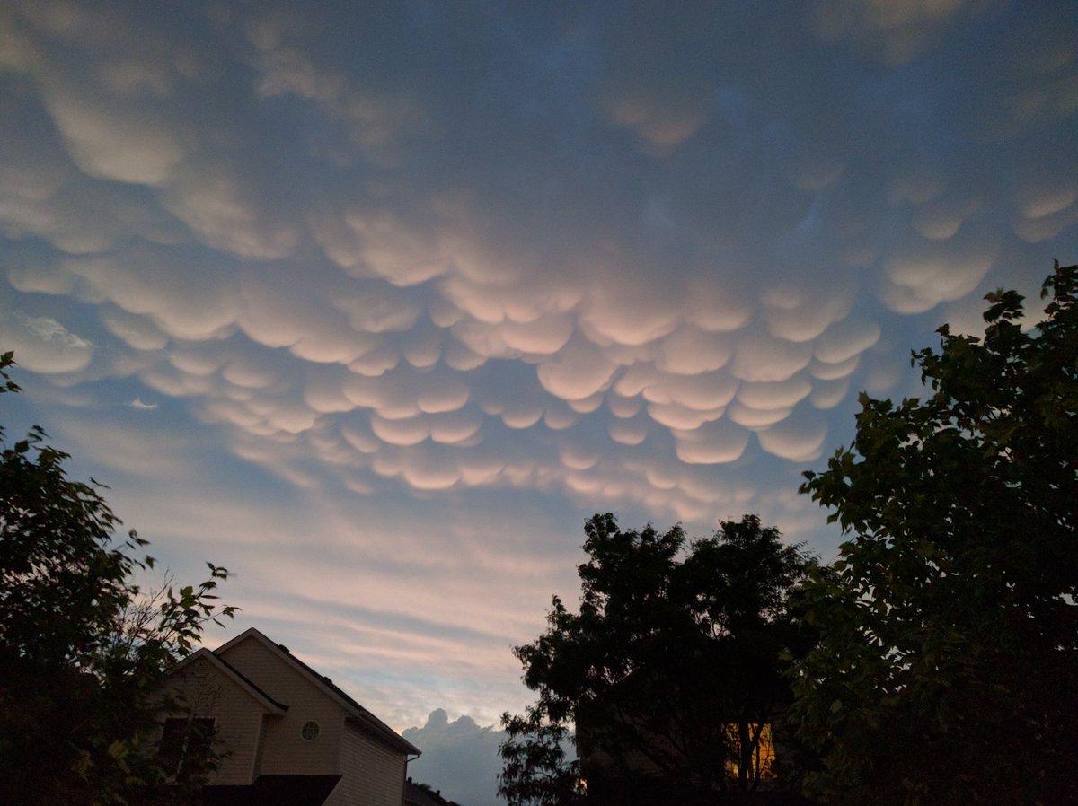 antyyoyo's tweet photo. Weirdo clouds in Carleton Place tonight #stormwarning #weatherchannel #bubbleclouds https://t.co/H3JYuvHyEO