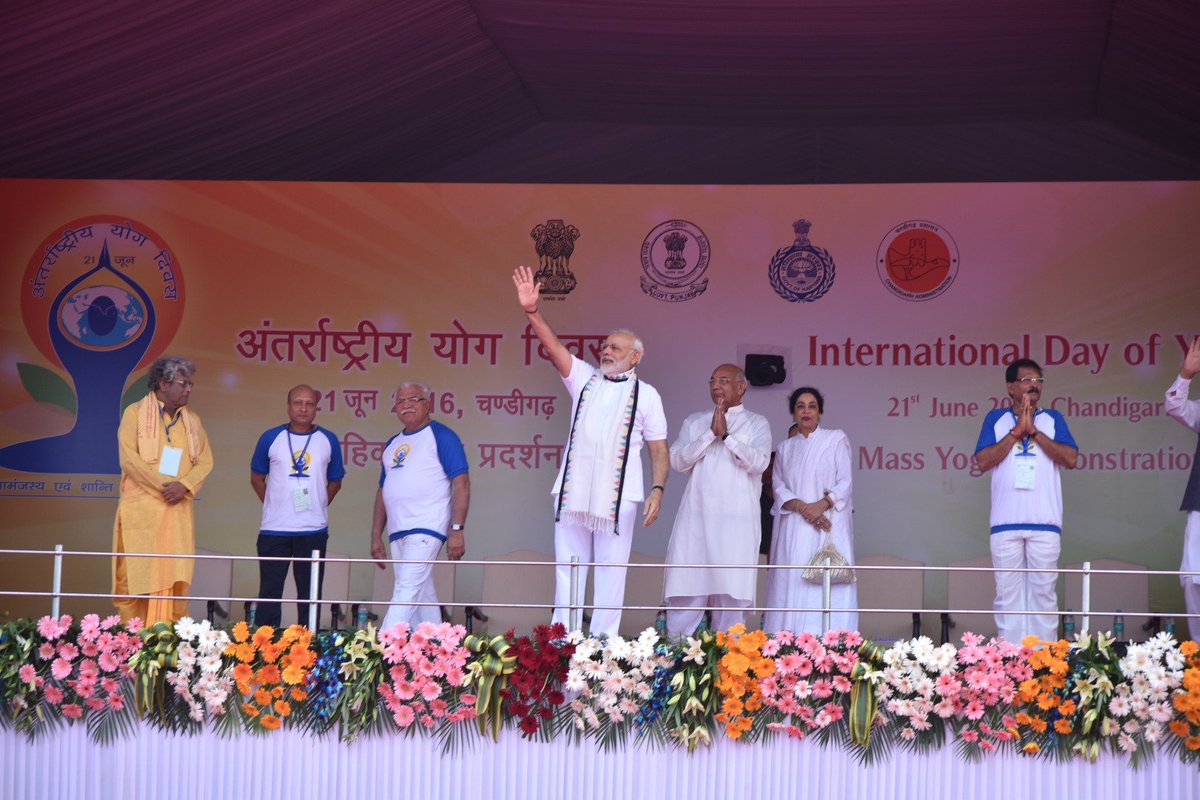 PMOIndia's tweet photo. With zero budget, Yoga provides health assurance. Yoga does not discriminate between rich and poor: PM #IDY2016 https://t.co/YABoXVkGvQ