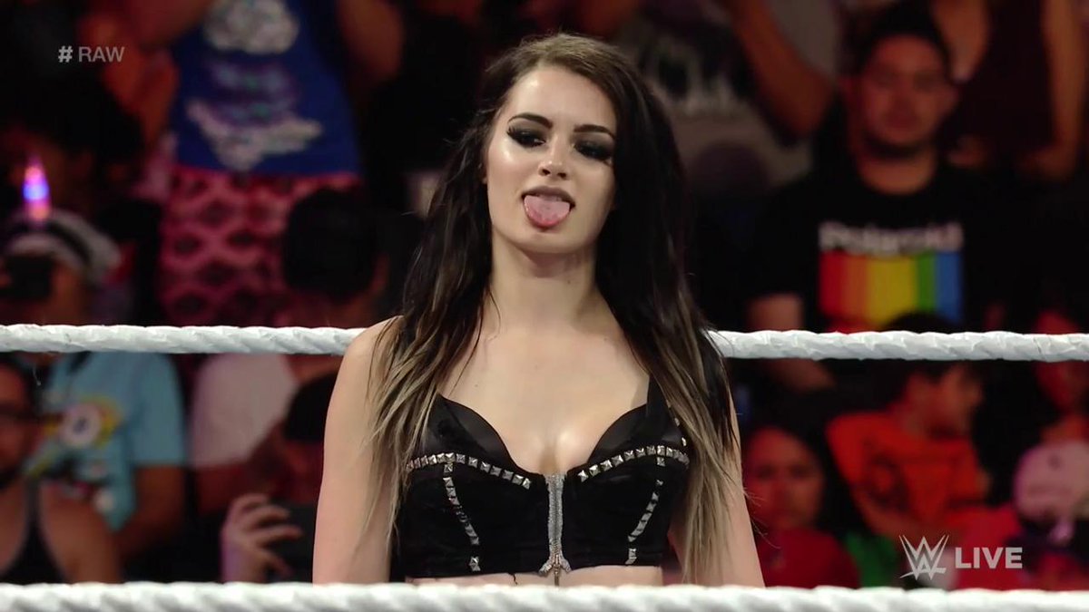 wweespanol's tweet photo. "¡ESTA ES MI CASA!" grita @RealPaigeWWE en #RAW https://t.co/eIG0aGjcFj