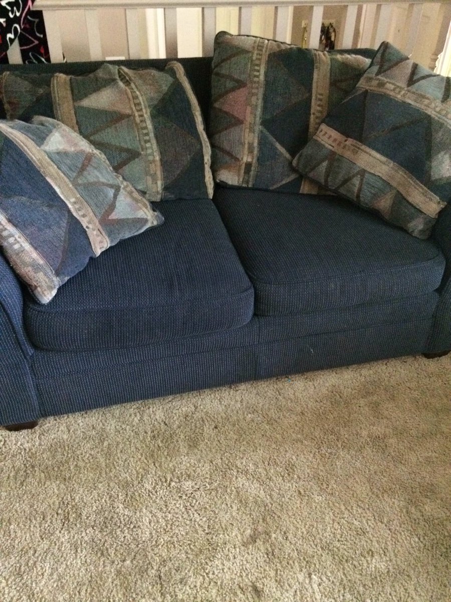 RandleTina's tweet photo. @country107.1,@JagsMJM, #FVuglycouchcontest https://t.co/KKWS8ywQMq