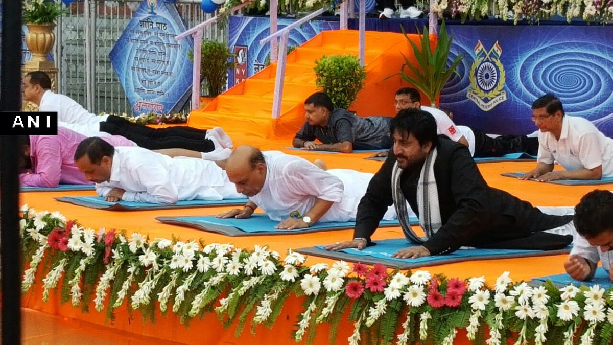 CNNnews18's tweet image. #WorldWithYoga | HM Rajnath Singh and Shia cleric Maulana Yasoob Abbas performing Yoga in Lucknow on #YogaDay (ANI)