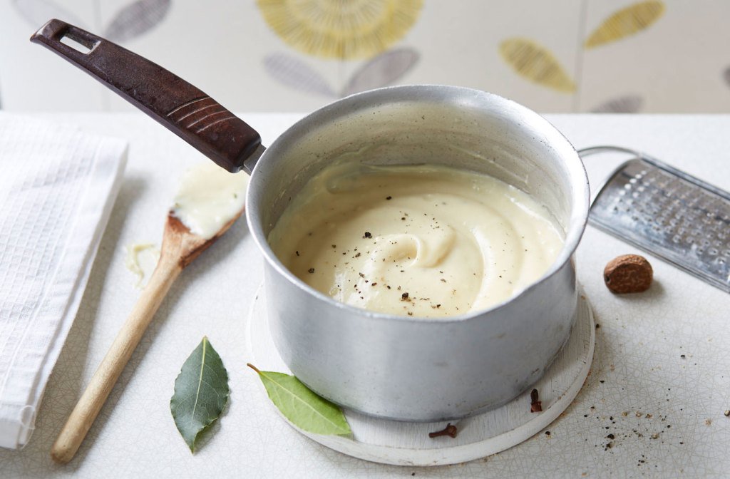 How to make a Classic Bechamel Sauce (Mother Sauces Series 1 of 5) cooklikechefs.net/how-to-make-a-…