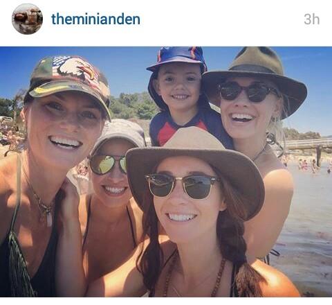 shy_cube's tweet photo. OMG!!! Yvonne (Hi baby Felix!), Mini, Cedes and Mekenna!! CAT Squad!! I really love this friendship <3 #Chuckcast https://t.co/x51OVKbgzO