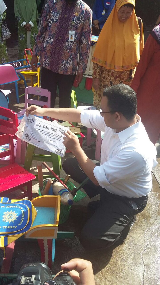 Pagi ini Mendikbud <a href="/aniesbaswedan/">Anies Rasyid Baswedan</a> melihat kondisi beberapa sekolah di Solo yg terkena dampak bencana banjir.