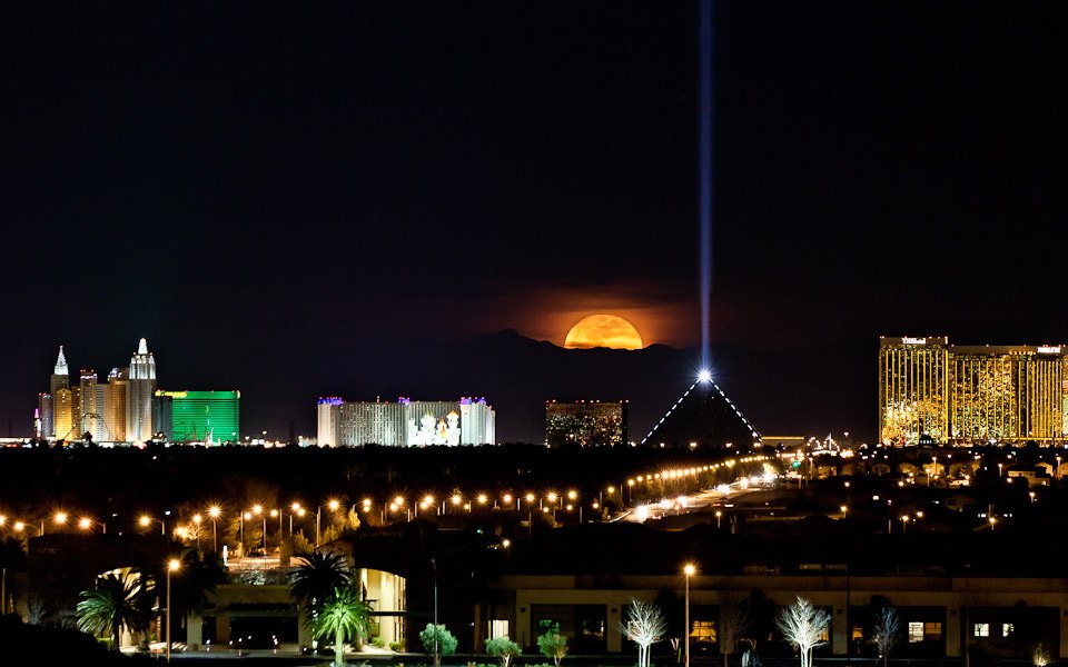LasVegasLocally's tweet photo. Get Ready For the First Solstice Full Moon in More Than 50 Years https://t.co/blJEVeVQG3 #StrawberryMoon #Summer https://t.co/bChWzylM7f