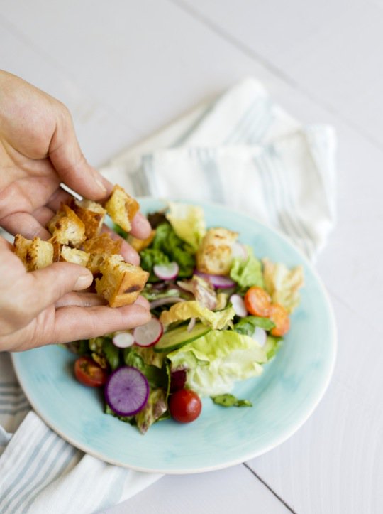 thekitchn's tweet image. How To Make Stovetop Croutons: on.thekitc.hn/2hBNG2