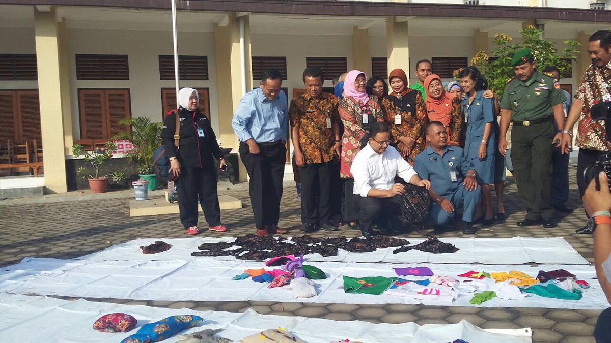 Mendikbud &amp; Walikota Solo melihat kondisi buku pelajaran siswa di SMPN 6 Surakarta yg berserakan krn terkena banjir.