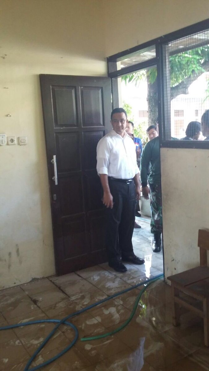 Mendikbud <a href="/aniesbaswedan/">Anies Rasyid Baswedan</a> berdiskusi dengan Pak Joko, penjaga SDN Mijipinilihan, Kel. Joyotakan, Kota Surakarta.