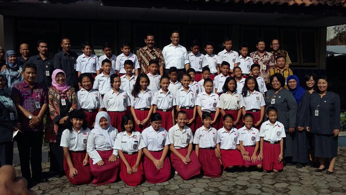 Mendikbud <a href="/aniesbaswedan/">Anies Rasyid Baswedan</a> juga mengunjungi SDN Dadapsari, Kecamatan Pasar Kliwon, Surakarta.