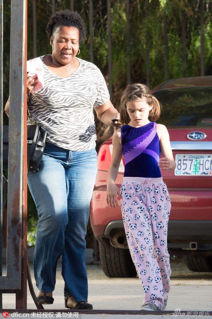 SURICRUISELOVER's tweet photo. #Update Suri Cruise leaves gym class on 22/05/2016 #suricruise https://t.co/AsoJqG6VqD