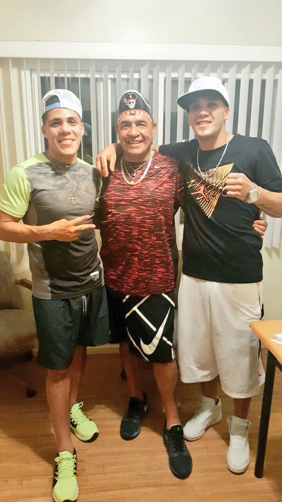 BrianBoxii's tweet photo. ◆ ° • Festejando el cumple de mi viejito querido en usa con la banda ~ ★ Feliz Cumple PA te amo ♥ ! https://t.co/73r3CIJ36g