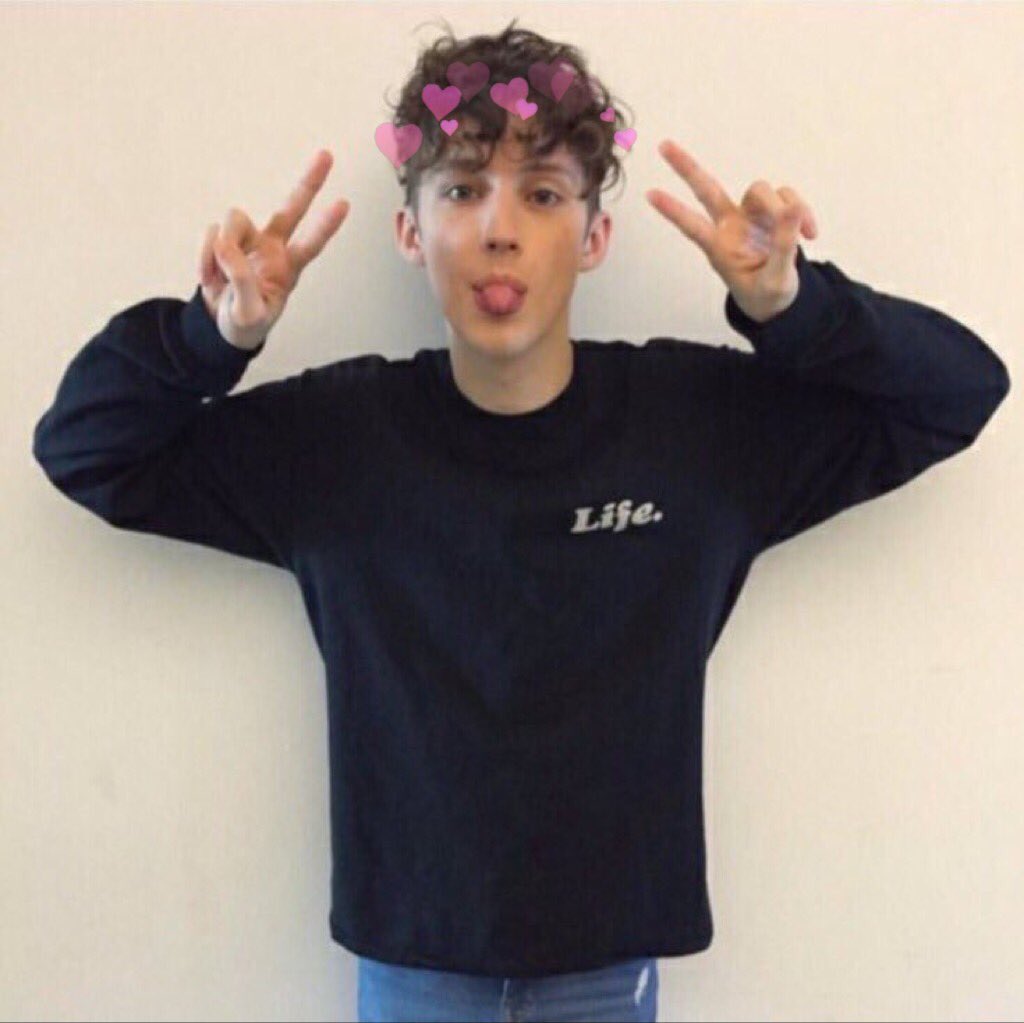 agamemnan's tweet photo. troye sivan https://t.co/dkoRUXFYd2