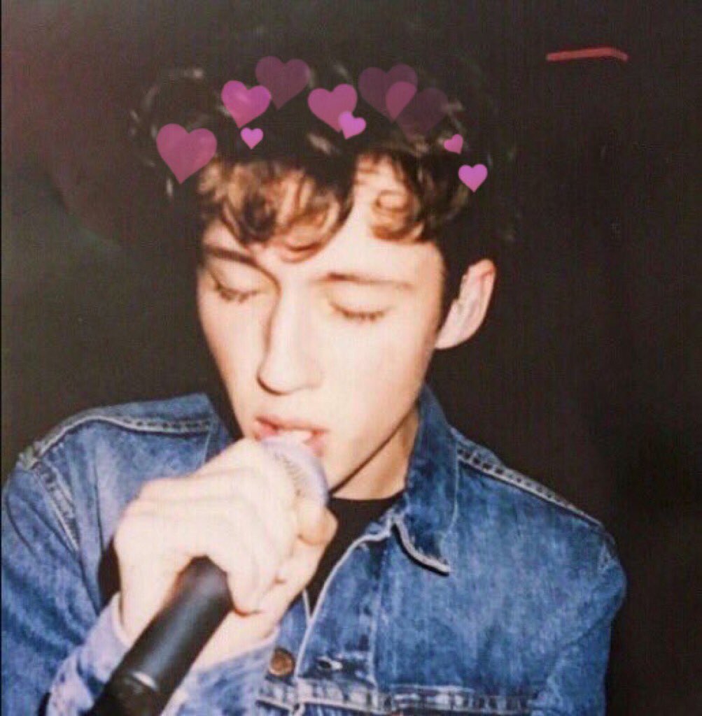 agamemnan's tweet photo. troye sivan https://t.co/dkoRUXFYd2